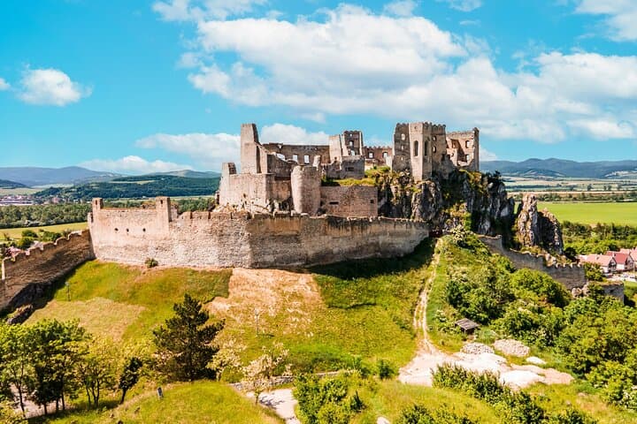 Private Day trip from Vienna to Orava Castle