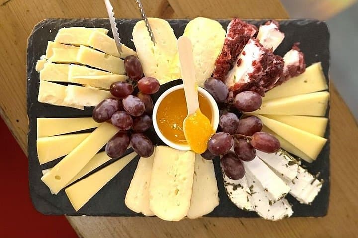 Come hungry to this tour! You'll have a full-meal lunch and a ham & cheese platters to go with the wine