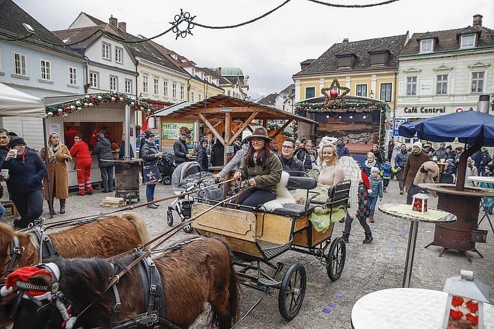Authentic Christmas Castles & Markets: Private Danube Valley Tour