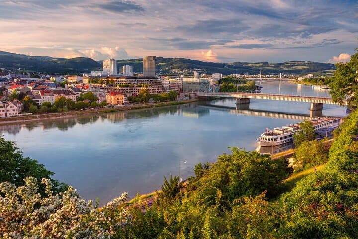 Private Shore Tour: Cultural & Culinary Walk in Linz