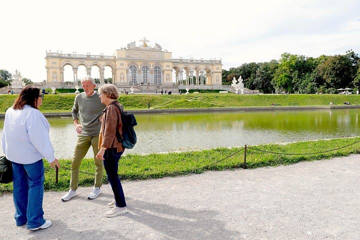 Vienna: Private Full-Day Tour with Schönbrunn, Hofburg and Lunch