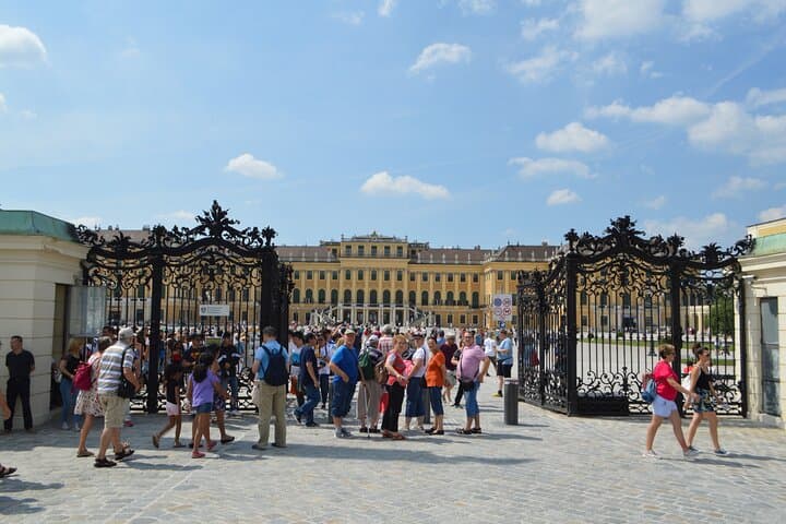 30 Minute Private Photoshoot in Schoenbrunn