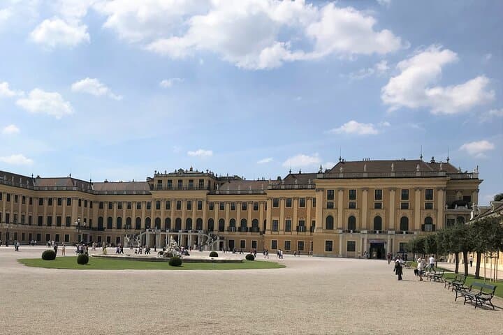 30 Minute Private Photoshoot in Schoenbrunn