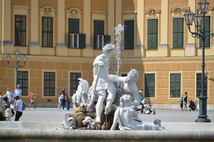 30 Minute Private Photoshoot in Schoenbrunn