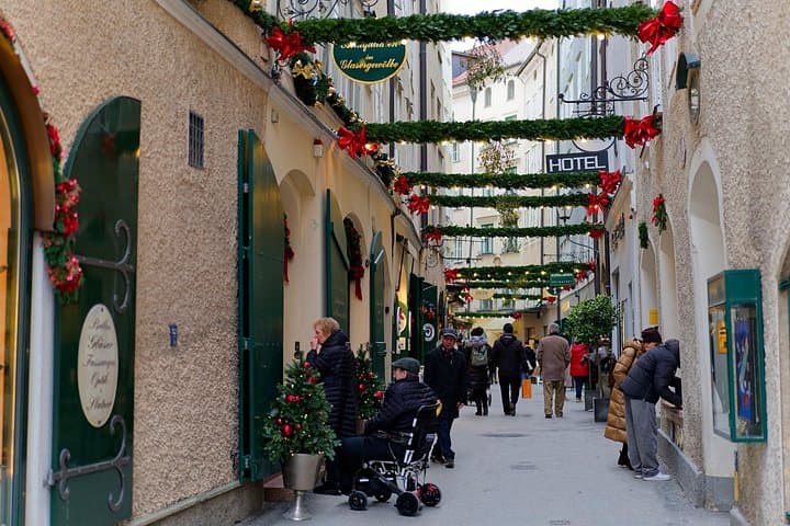 Private Christmas Walking Tour in Salzburg with Historic Markets