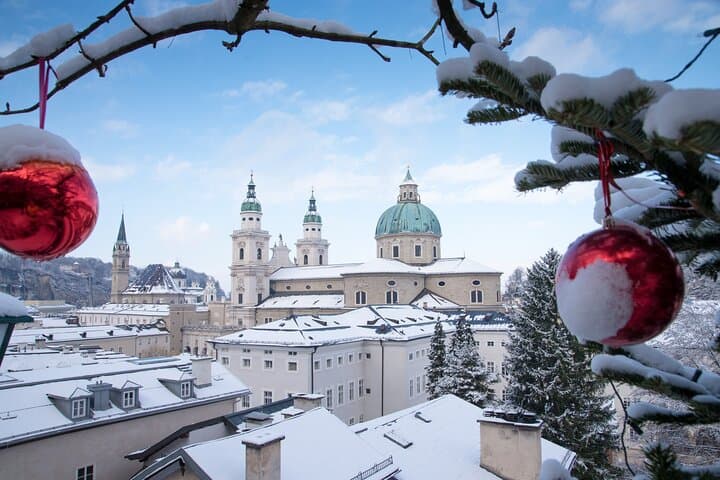 Private Christmas Walking Tour in Salzburg with Historic Markets