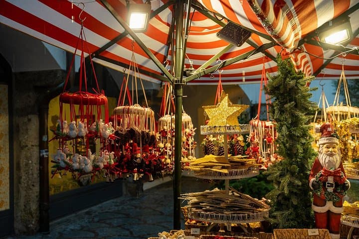 Private Christmas Walking Tour in Salzburg with Historic Markets