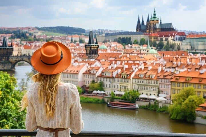 Vienna to Prague Private Transfer with Optional Sightseeing Stop