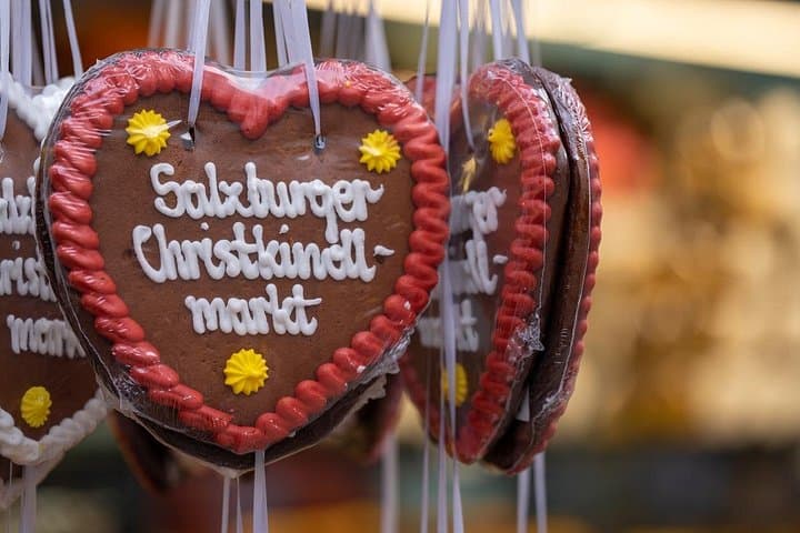 Private Christmas Walking Tour in Salzburg with Historic Markets