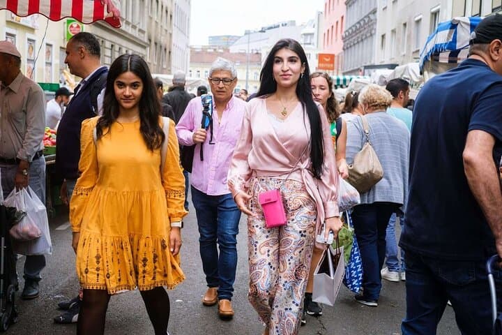 Walking through Vienna’s local neighborhoods between food stops, discovering daily life beyond the tourist areas.
