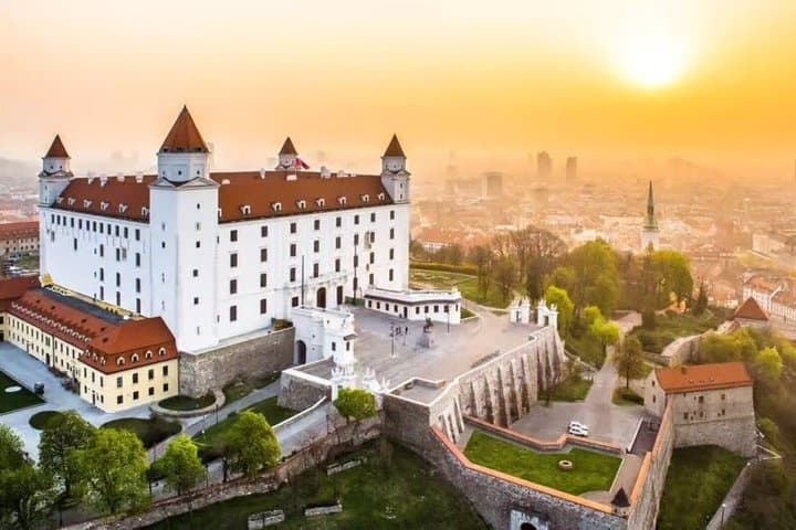 Vienna to Budapest Private One Way Transfer with Bratislava Stop