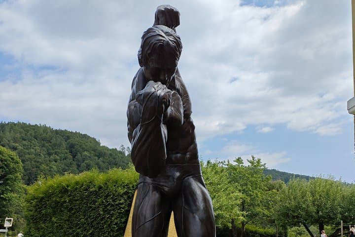 Pure Motivation: Pose next to the legendary bodybuilding statue honoring Arnold's unparalleled legacy.