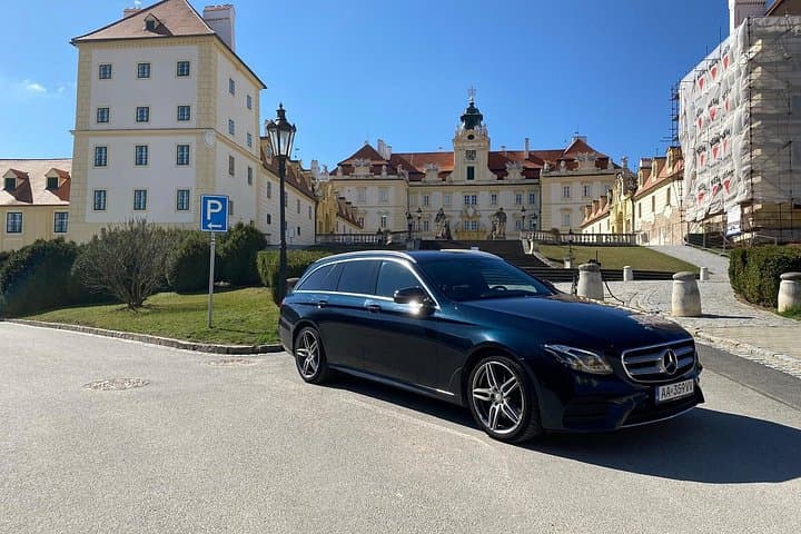 Private transfer from Vienna to Prague