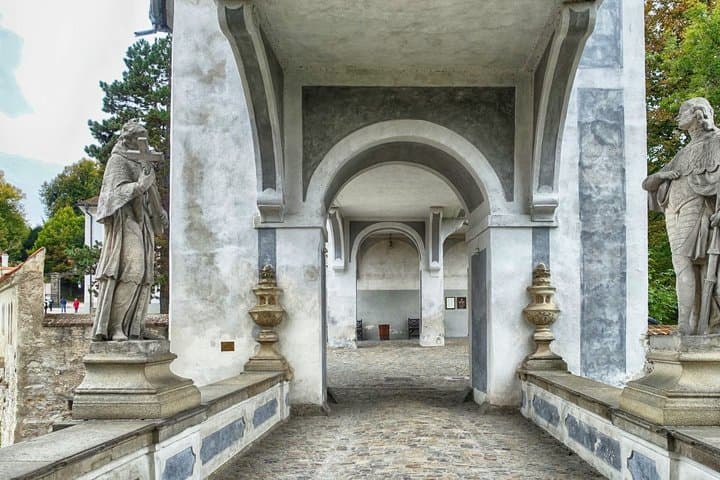 Vienna: Tour to Prague via Cesky Krumlov (transfer + sightseeing)