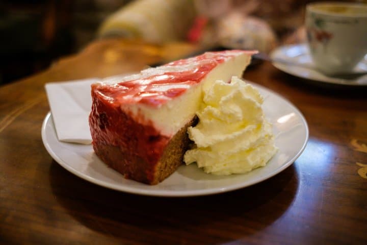 Vienna First Day Tour: Coffeehouse, Street Food & Local Tips