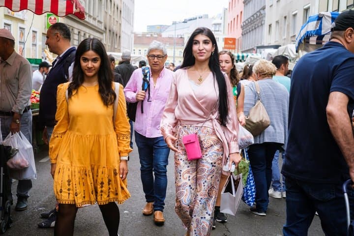 Vienna First Day Tour: Coffeehouse, Street Food & Local Tips