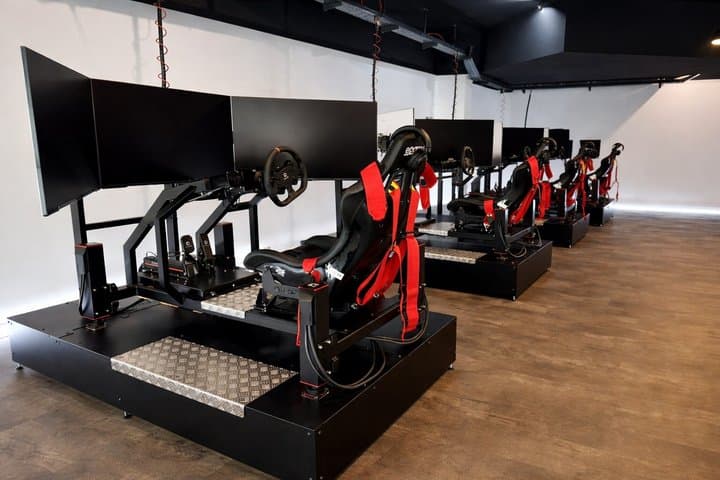 Vienna : Ride in motion racing simulator