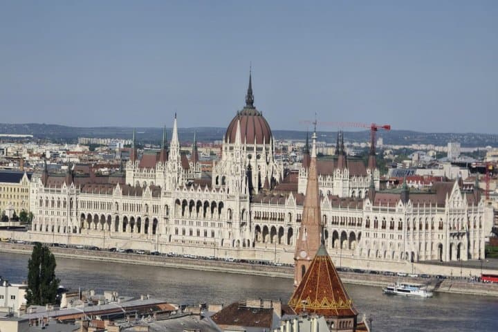 Bratislava and Budapest Day Trip from Vienna with Breakfast stop