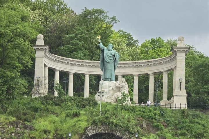 Bratislava and Budapest Day Trip from Vienna with Breakfast stop