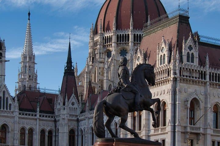 Bratislava and Budapest Day Trip from Vienna with Breakfast stop