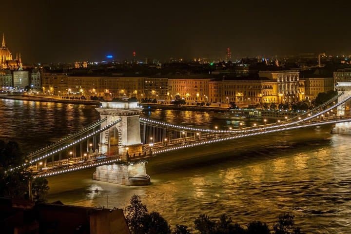 Bratislava and Budapest Day Trip from Vienna with Breakfast stop