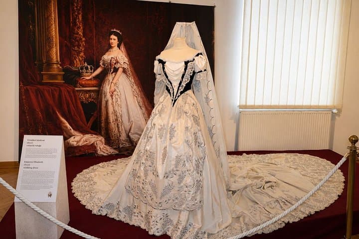 Vienna: Sisi Museum Ticket and Audio Tour with a City Walk