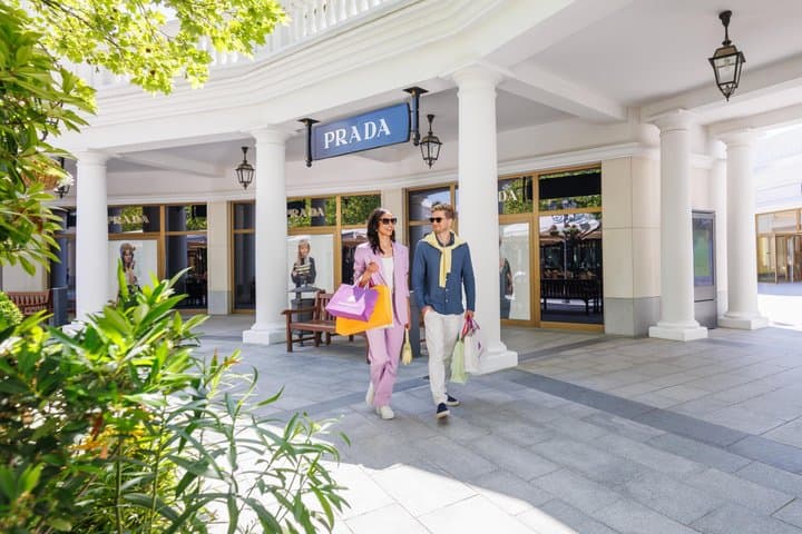 Vienna to Parndorf Outlet: Shopping Shuttle & Sacher Cake