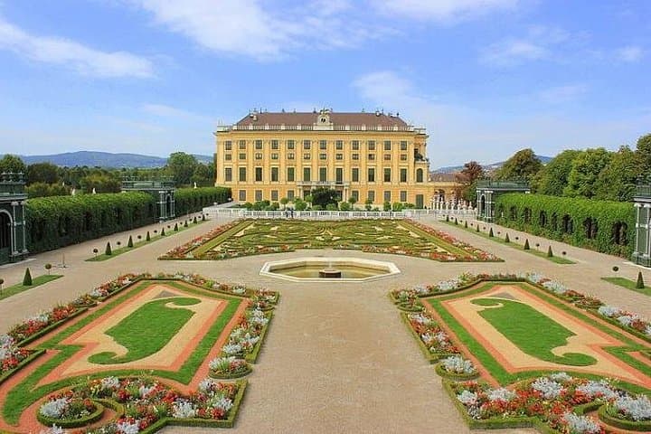 Reach Vienna city stress-free
