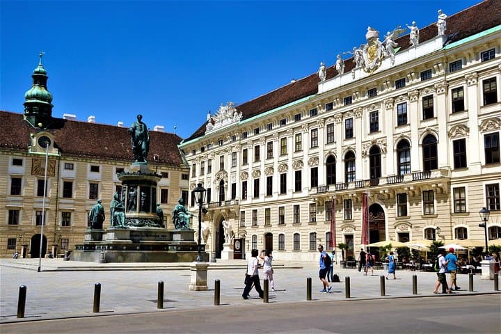 Fun city game in Vienna's centre: the royal and the quirky
