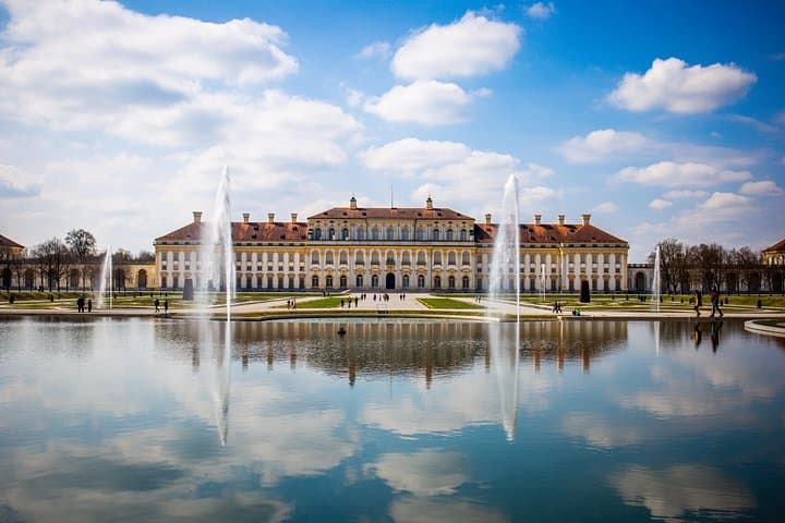 Private transfer from Vienna to Munich with 2-hour Sightseeing stop in Hallstatt