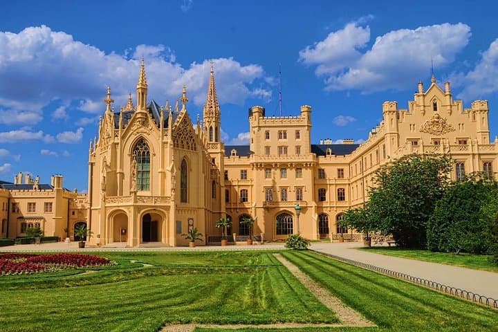Private transfer from Vienna to Prague with Stopover in Lednice Chateau