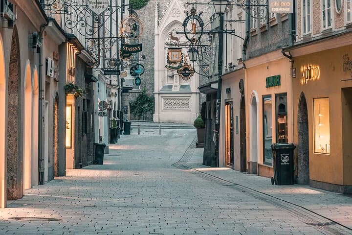 Salzburg Oldtown: Sightseeing Walking Tour with Licensed Local Guide