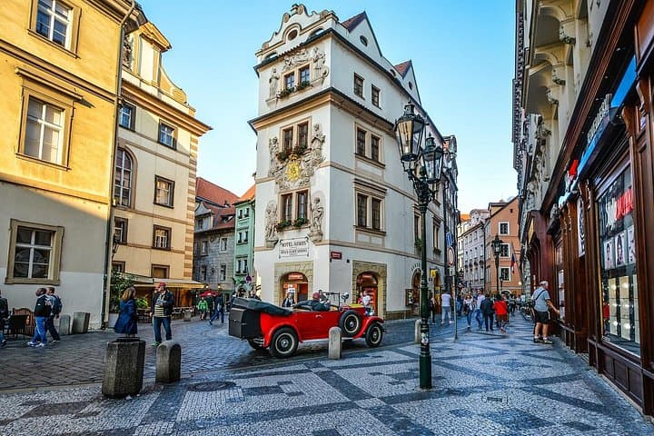 Vienna to Prague Private Day Trip with Local Guide & Transfer