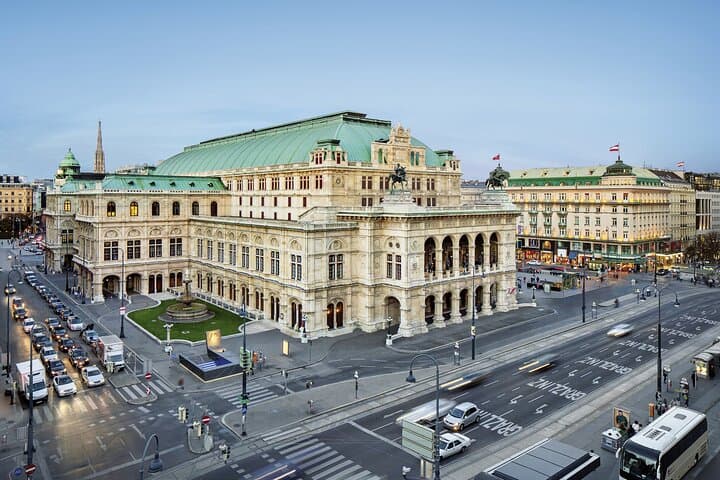 Grand City Private Tour with a Visit to St. Stephens Cathedral