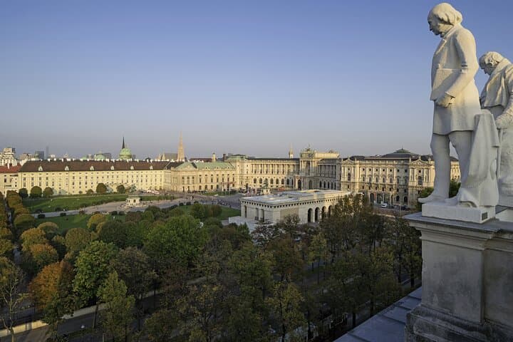 Grand City Private Tour with a Visit to St. Stephens Cathedral