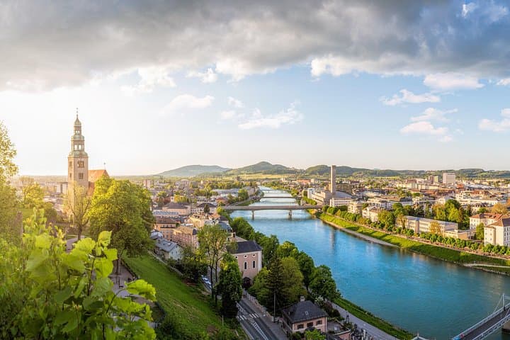 Private Transfer from Salzburg to Vienna 2h to Explore Local Highlights