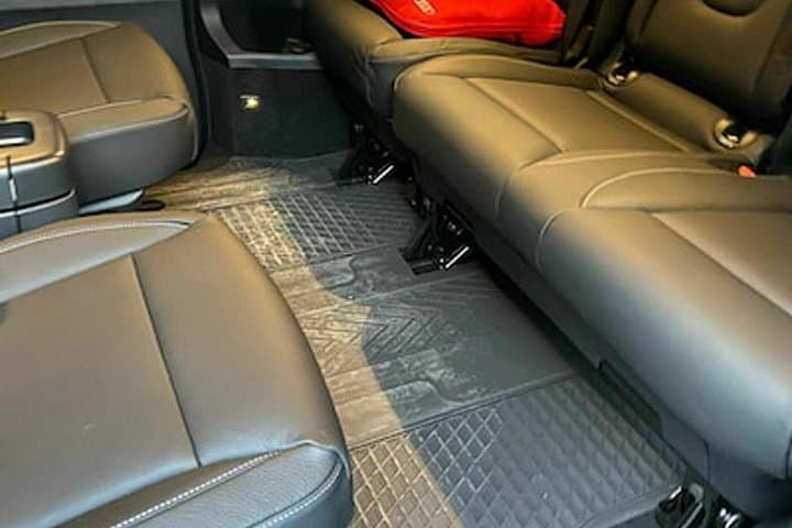 Private airport transfer in Vienna for up to 8 people in minibus