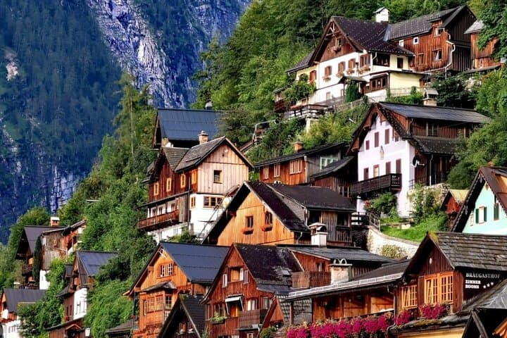 Some of the small houses on the lake still have no direct route.
People go into their house through the neighbour's attic. Somehow unimaginable, but still reality here
