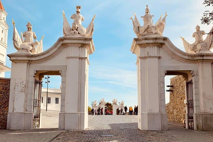 Private Full-Day Tour To Budapest and Bratislava from Vienna