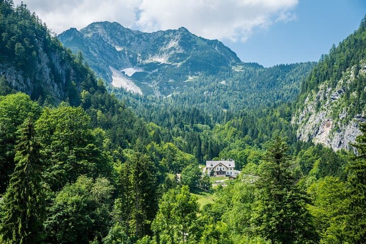 Private Alpine Heritage Tour by Car from Salzburg to Hallstatt