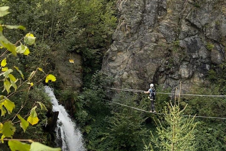 An optional rope bridge crossing awaits. If you prefer not to traverse this element, you can easily bypass it.