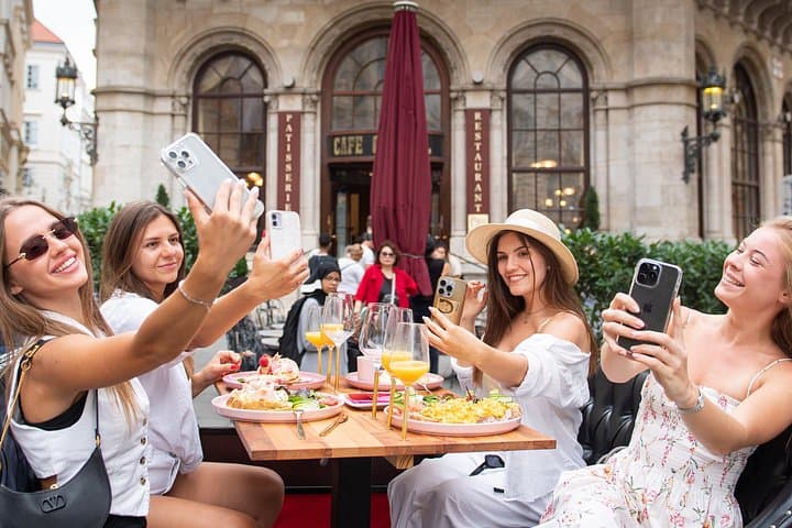 Vienna Oldtimer Tour with Breakfast & Historic Sights