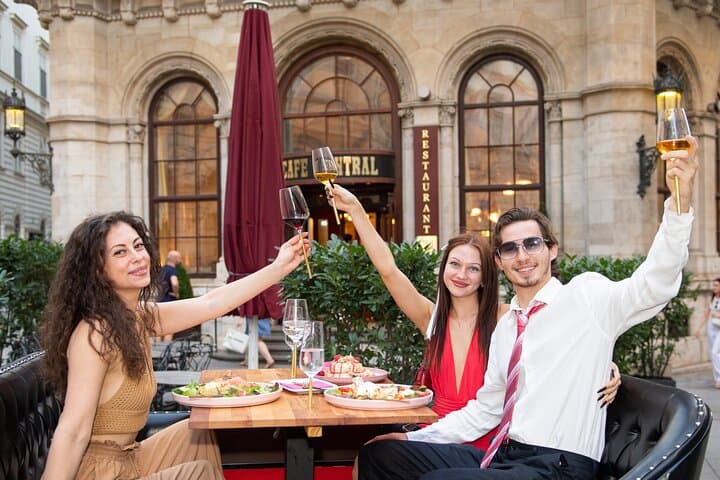 Vintage Vienna City Tour & Delicious Lunch in a Classic Car