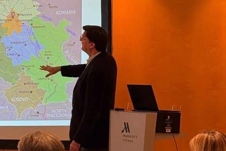 Darrel Joseph giving a wine lecture in Vienna.