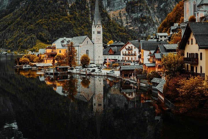 Salzburg to Munich Private Transfer via Hallstatt (2h Stop)