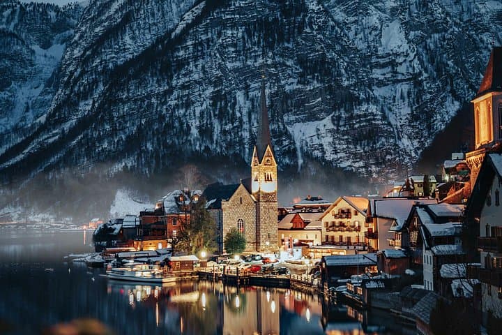 Salzburg to Munich Private Transfer via Hallstatt (2h Stop)
