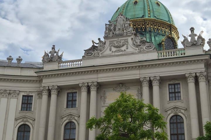 Vienna Authentic between historic cafes, typical sweets and local life