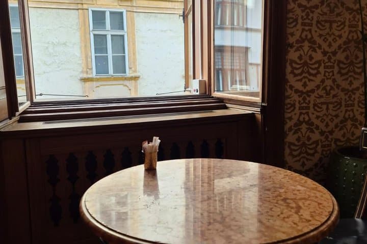 Vienna Authentic between historic cafes, typical sweets and local life