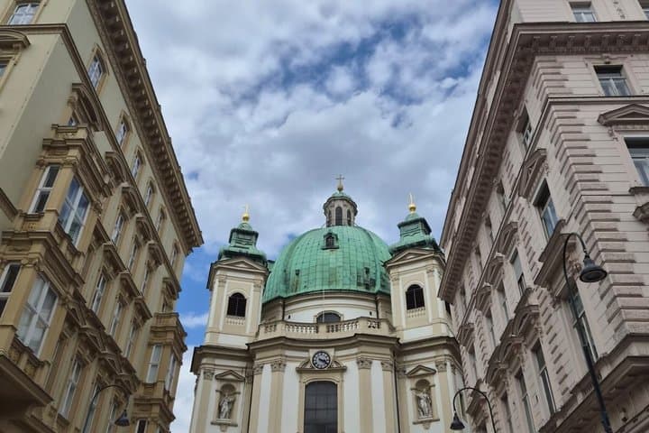Vienna Authentic between historic cafes, typical sweets and local life