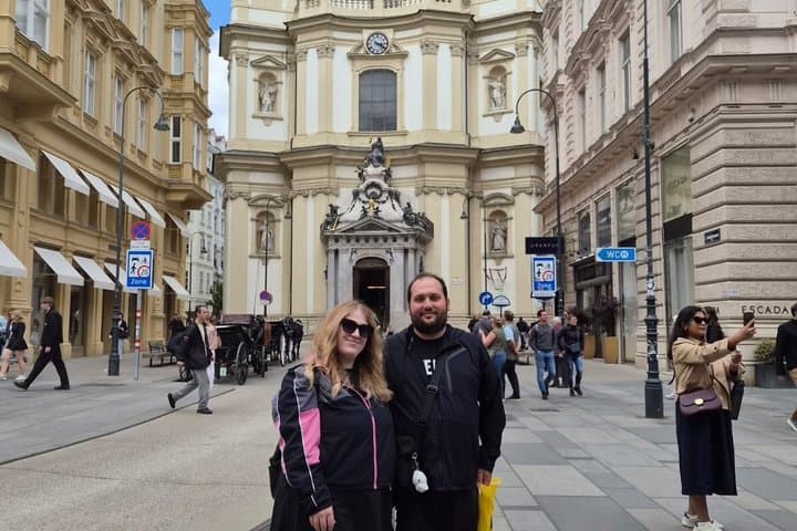 Vienna Authentic between historic cafes, typical sweets and local life